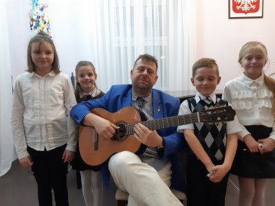 4Tegoroczne bystrzyckie Pierwszaki w klasie gitary Witolda Kozakowskiego.jpg